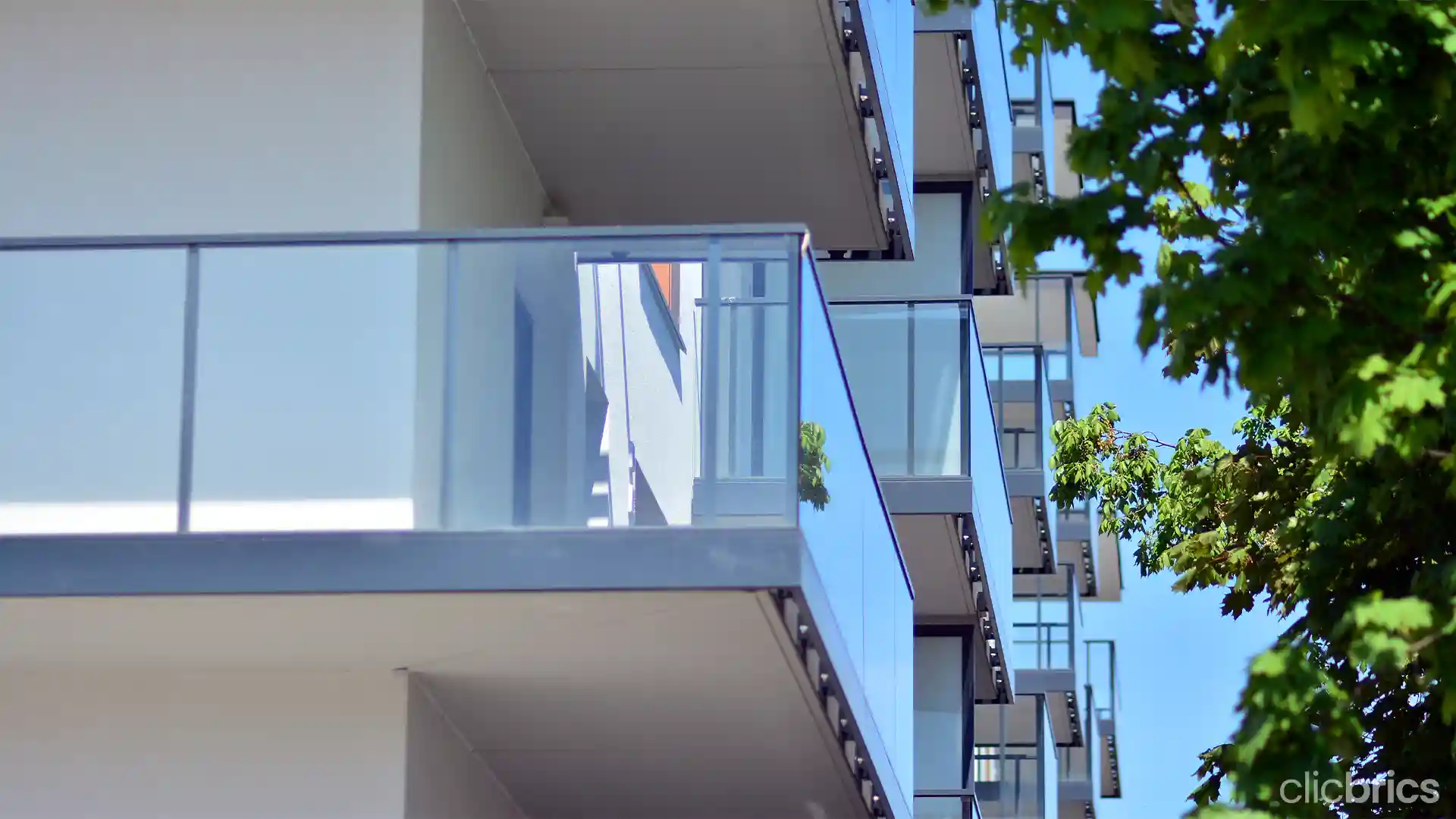 modern balcony glass railing design